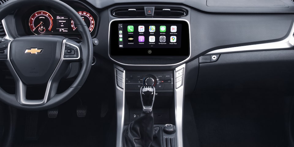 Tu pickup tiene un sistema de infoentretenimiento Chevrolet con Bluetooth, radio AM/FM, MP3 y AUX